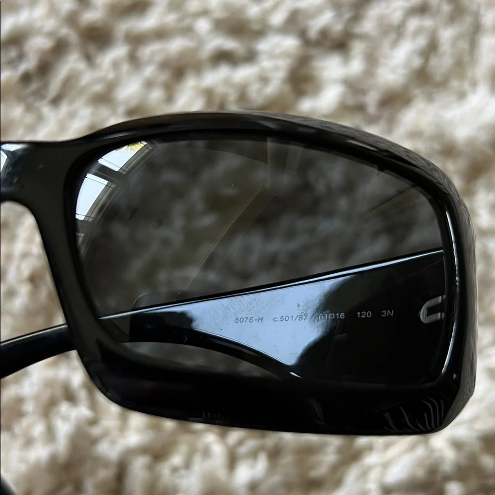 CHANEL Glossy Black Sunglasses with Iconic White Logo - Picture 8 of 8